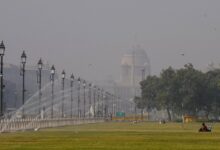 Photo of दिल्ली में AQI में सुधार से सांस लेना हुआ आसान, लेकिन घने कोहरे और सर्दी के कारण राजधानी में धुंध बरकरार..