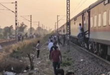 Photo of जलगांव रेल दुर्घटना: मृतकों की संख्या 13 हुई, रेल मंत्रालय ने की अनुग्रह राशि की घोषणा