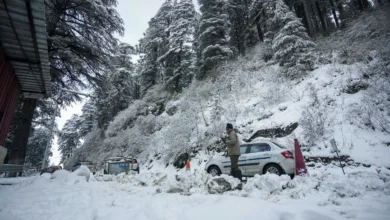 Photo of जम्मू-कश्मीर: घाटी के कई हिस्सों में भारी बर्फबारी और बारिश, राजमार्ग बंद..