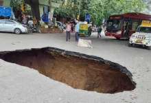 Photo of दिल्ली के द्वारका में चौंकाने वाली घटना: सड़क धंसने से कार बड़े गड्ढे में गिरी..