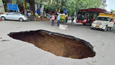 Photo of दिल्ली के द्वारका में चौंकाने वाली घटना: सड़क धंसने से कार बड़े गड्ढे में गिरी..