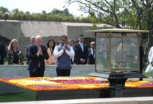 Photo of न्यूजीलैंड के प्रधानमंत्री क्रिस्टोफर लक्सन ने राजघाट पर महात्मा गांधी को श्रद्धांजलि अर्पित की..