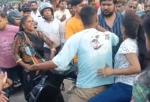 Photo of कानपुर में प्रेमी जोड़े की सरेआम पिटाई: चाऊमीन खाते पकड़े जाने पर माता-पिता ने की मारपीट