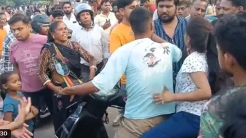 Photo of कानपुर में प्रेमी जोड़े की सरेआम पिटाई: चाऊमीन खाते पकड़े जाने पर माता-पिता ने की मारपीट