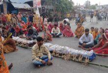 Photo of अमेठी में शादी में डीजे डांस पर बवाल: दो युवकों की पीट-पीटकर हत्या, शव रखकर ग्रामीणों ने जाम की सड़क
