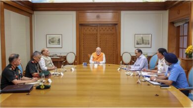 Photo of पाकिस्तान की कायराना हरकत पर पीएम मोदी का कड़ा रुख: “गोली का जवाब गोला, मध्यस्थता की जरूरत नहीं”