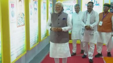 Photo of PM मोदी का राजस्थान दौरा: देशनोक में करणी माता के दर्शन, 103 रेलवे स्टेशनों की सौगात और बीकानेर-मुंबई ट्रेन को हरी झंडी