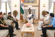 Photo of सीडीएस, तीनों सेनाओं के प्रमुखों ने राष्ट्रपति मुर्मू से मुलाकात की, ऑपरेशन सिंदूर के बारे में जानकारी दी..
