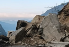 Photo of कैलाश मानसरोवर यात्रा मार्ग पर भूस्खलन: विशाल चट्टान गिरने से सड़क बंद, सैकड़ों यात्री फंसे