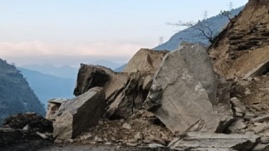 Photo of कैलाश मानसरोवर यात्रा मार्ग पर भूस्खलन: विशाल चट्टान गिरने से सड़क बंद, सैकड़ों यात्री फंसे