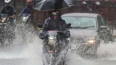 Photo of मुंबई में बारिश से जनजीवन अस्त-व्यस्त: ट्रेनें, उड़ानें सब प्रभावित..