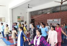 Photo of अंतरराष्ट्रीय योग दिवस : शशि भूषण महाविद्यालय में प्राचार्या ने छात्राओं संग किया योग, समझाया योग का महत्व