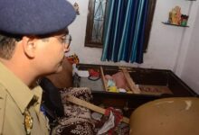 Photo of कानपुर में 12वीं के छात्र ने की मां की गला दबाकर हत्या, डांट और थप्पड़ से खोया आपा; मौसी ने लगा दिया बड़ा आरोप