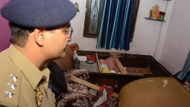 Photo of कानपुर में 12वीं के छात्र ने की मां की गला दबाकर हत्या, डांट और थप्पड़ से खोया आपा; मौसी ने लगा दिया बड़ा आरोप