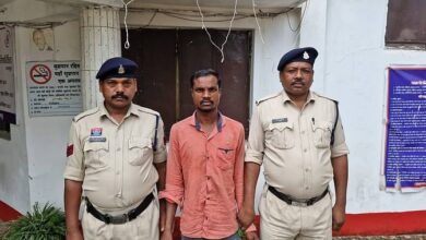 Photo of जशपुर तिहरे हत्याकांड का पर्दाफाश: प्रेम प्रसंग में प्रमोद गिद्धी ने की सुभद्रा और बच्चों की हत्या, इस जगह से गिरफ्तार