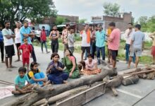 Photo of बलरामपुर में पुलिस की तेज रफ्तार गाड़ी घर में घुसी, सो रहे व्यक्ति की कुचलकर मौत; पुलिसकर्मी ने कह दिया ये