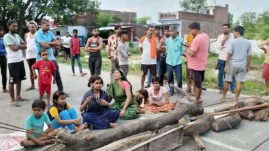 Photo of बलरामपुर में पुलिस की तेज रफ्तार गाड़ी घर में घुसी, सो रहे व्यक्ति की कुचलकर मौत; पुलिसकर्मी ने कह दिया ये