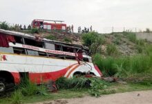 Photo of इटावा में आगरा-लखनऊ एक्सप्रेसवे पर भीषण हादसा: डबल डेकर बस खाई में गिरी, दो की मौत, 50 से अधिक घायल