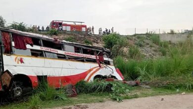 Photo of इटावा में आगरा-लखनऊ एक्सप्रेसवे पर भीषण हादसा: डबल डेकर बस खाई में गिरी, दो की मौत, 50 से अधिक घायल