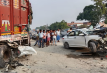 Photo of शाहजहांपुर में कार-ट्रक टक्कर में तीन की मौत, घायलों को अस्पताल ले जाने के लिए युवक ने मांगे 500 रुपये