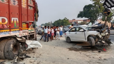 Photo of शाहजहांपुर में कार-ट्रक टक्कर में तीन की मौत, घायलों को अस्पताल ले जाने के लिए युवक ने मांगे 500 रुपये