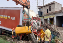 Photo of अलीगढ़-दिल्ली हाईवे पर दर्दनाक हादसा: बकरों से लदा कैंटर पलटा, पिता-पुत्र सहित चार की मौत, इतने हुए घायल