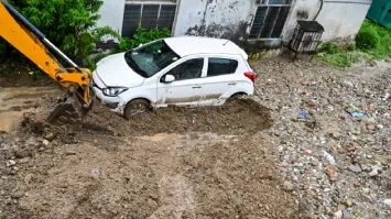 Photo of हिमाचल प्रदेश: बादल फटने और बाढ़ से 10 की मौत, मंडी सबसे ज्यादा प्रभावित, IMD ने जारी किया रेड अलर्ट