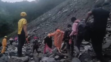 Photo of केदारनाथ यात्रा अस्थायी रूप से स्थगित: भूस्खलन के बाद इतने श्रद्धालुओं को SDRF ने सुरक्षित निकाला