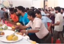 Photo of लखनऊ आम महोत्सव में अफरा-तफरी, प्रदर्शनी के आमों की लूट, वायरल वीडियो ने उठाए आयोजन और व्यवहार पर सवाल