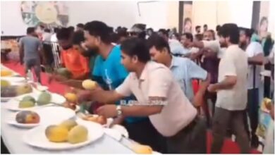 Photo of लखनऊ आम महोत्सव में अफरा-तफरी, प्रदर्शनी के आमों की लूट, वायरल वीडियो ने उठाए आयोजन और व्यवहार पर सवाल