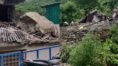 Photo of देवप्रयाग में भयावह भूस्खलन: नृसिंहगाचल पर्वत से गिरे भारी बोल्डर, मकान क्षतिग्रस्त, इतने घायल