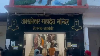 Photo of यूपी: बाराबंकी में मंदिर की छत पर तार गिरने से भगदड़ जैसी स्थिति, इतनो की मौत