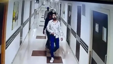 Photo of पटना के पारस अस्पताल में पैरोल पर आए अपराधी को पांच हथियारबंद हमलावरों ने आईसीयू में गोली मारी