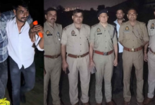 Photo of मथुरा में मुठभेड़: 15 हजार के इनामी बदमाश को पुलिस ने दबोचा, बाईं टांग में लगी गोली