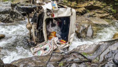 Photo of पिथौरागढ़ में खूनी खाई: ओवरलोडिंग और स्टेयरिंग फेल होने से मैक्स 150 मीटर नीचे गिरी, इतनो ने गवाई जान