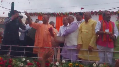 Photo of मेरठ में सीएम योगी ने कांवड़ियों पर बरसाए फूल, हुड़दंग और तोड़फोड़ करने वालों को दी कड़ी कार्रवाई की चेतावनी
