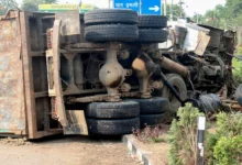 Photo of आंध्र प्रदेश में आम से लदा ट्रक पलटने से नौ लोगों की मौत, 11 घायल