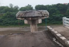 Photo of वडोदरा: पादरा में 45 साल पुराना गंभीरा पुल ढहने से चार लोगों की मौत, कई वाहन नदी में गिरे