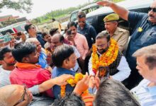 Photo of उत्तर प्रदेश के पूर्व मंत्री स्वामी प्रसाद मौर्य को रायबरेली में एक युवक ने पीछे से मारा थप्पड़