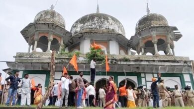 Photo of फतेहपुर में मकबरे पर बवाल: मंदिर का दावा, मकबरे में तोड़फोड़, 20 मिनट तक कब्जा; इतना पर केस दर्ज
