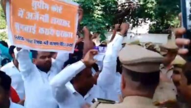 Photo of 69 हजार शिक्षक भर्ती: ‘केशव चाचा न्याय करो’ के नारों के साथ अभ्यर्थियों ने डिप्टी सीएम केशव प्रसाद मौर्य का आवास घेरा