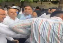 Photo of मेरठ कचहरी में हंगामा: वकीलों और भीड़ ने हरियाणा पुलिस को दौड़ाकर पीटा, गाड़ी तोड़ी, ये है मामला