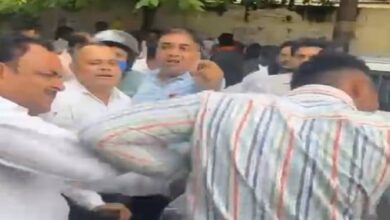 Photo of मेरठ कचहरी में हंगामा: वकीलों और भीड़ ने हरियाणा पुलिस को दौड़ाकर पीटा, गाड़ी तोड़ी, ये है मामला