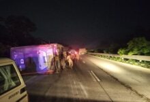 Photo of बाराबंकी: लखनऊ-अयोध्या हाईवे पर डबल डेकर बस पलटी, 30 यात्री घायल, चालक पर शराब पीकर गाड़ी चलाने का आरोप