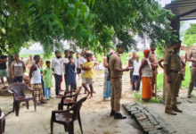 Photo of आजमगढ़: खेत में बने मकान के बाहर सो रहे बुजुर्ग की धारदार हथियार से हत्या, खून से लथपथ शव देख दहशत में ग्रामीण