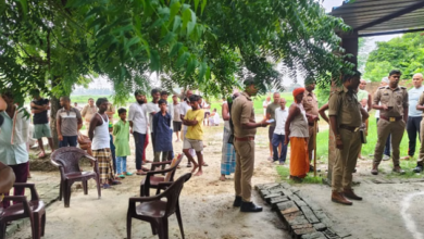 Photo of आजमगढ़: खेत में बने मकान के बाहर सो रहे बुजुर्ग की धारदार हथियार से हत्या, खून से लथपथ शव देख दहशत में ग्रामीण
