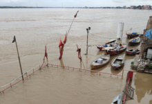 Photo of काशी में गंगा का प्रकोप: खतरे के निशान को पार, विश्वनाथ मंदिर के गंगा द्वार पर 14 सीढ़ी नीचे, अस्सी घाट पर सड़क तक पानी