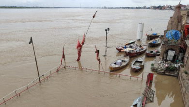 Photo of काशी में गंगा का प्रकोप: खतरे के निशान को पार, विश्वनाथ मंदिर के गंगा द्वार पर 14 सीढ़ी नीचे, अस्सी घाट पर सड़क तक पानी