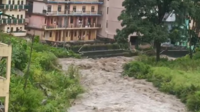 Photo of उत्तराखंड में बादल फटने से तबाही: चमोली और रुद्रप्रयाग में फ्लैश फ्लड, इतने लापता, घर-पुल ढहे