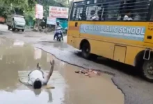 Photo of कानपुर में अनोखा विरोध प्रदर्शन: गड्ढे में बेटी के फिसलने के बाद पिता गंदे पानी में लेटा